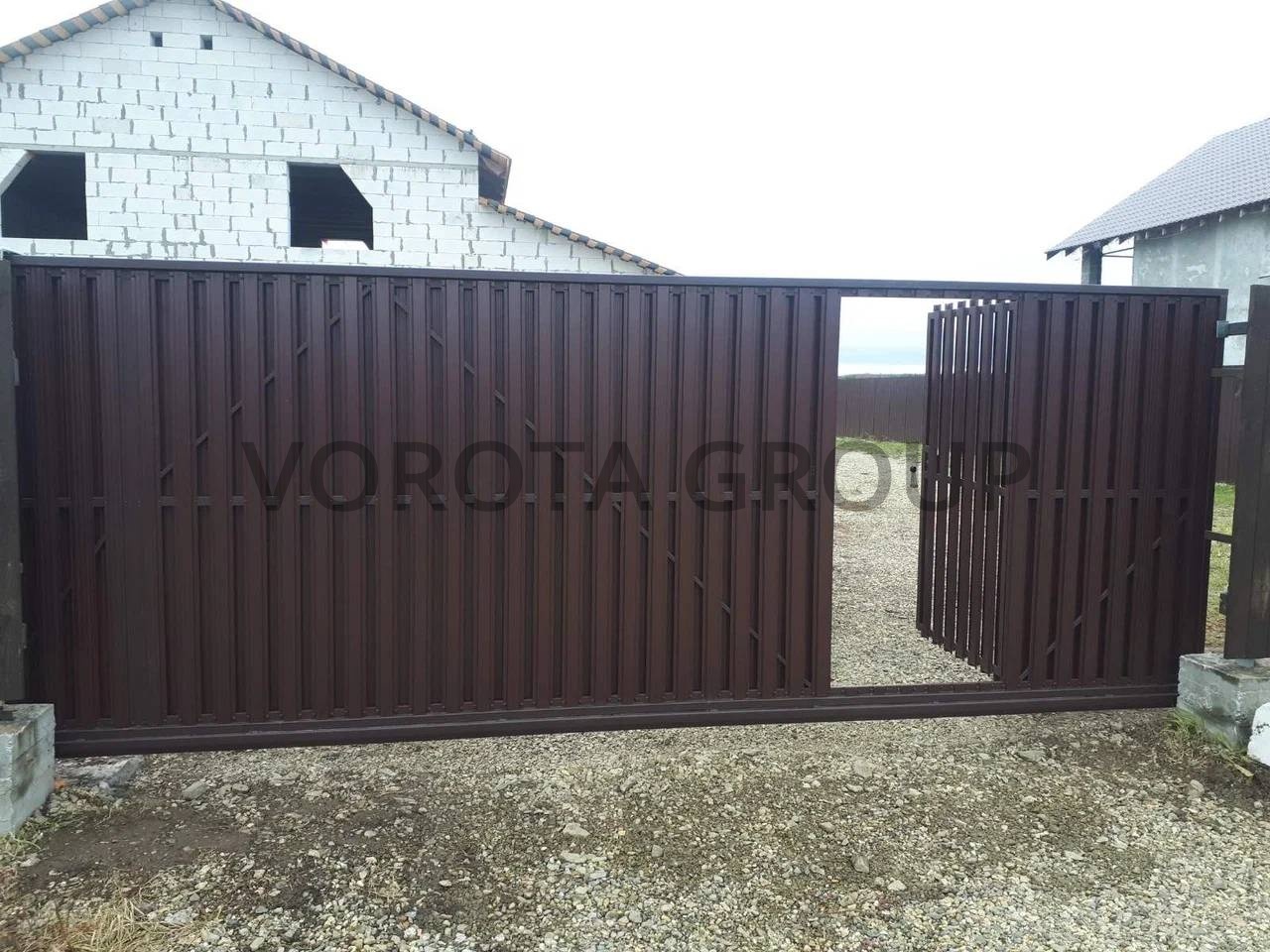 Откатные ворота с калиткой Doorhan из коричневого штакетника 1750x3950