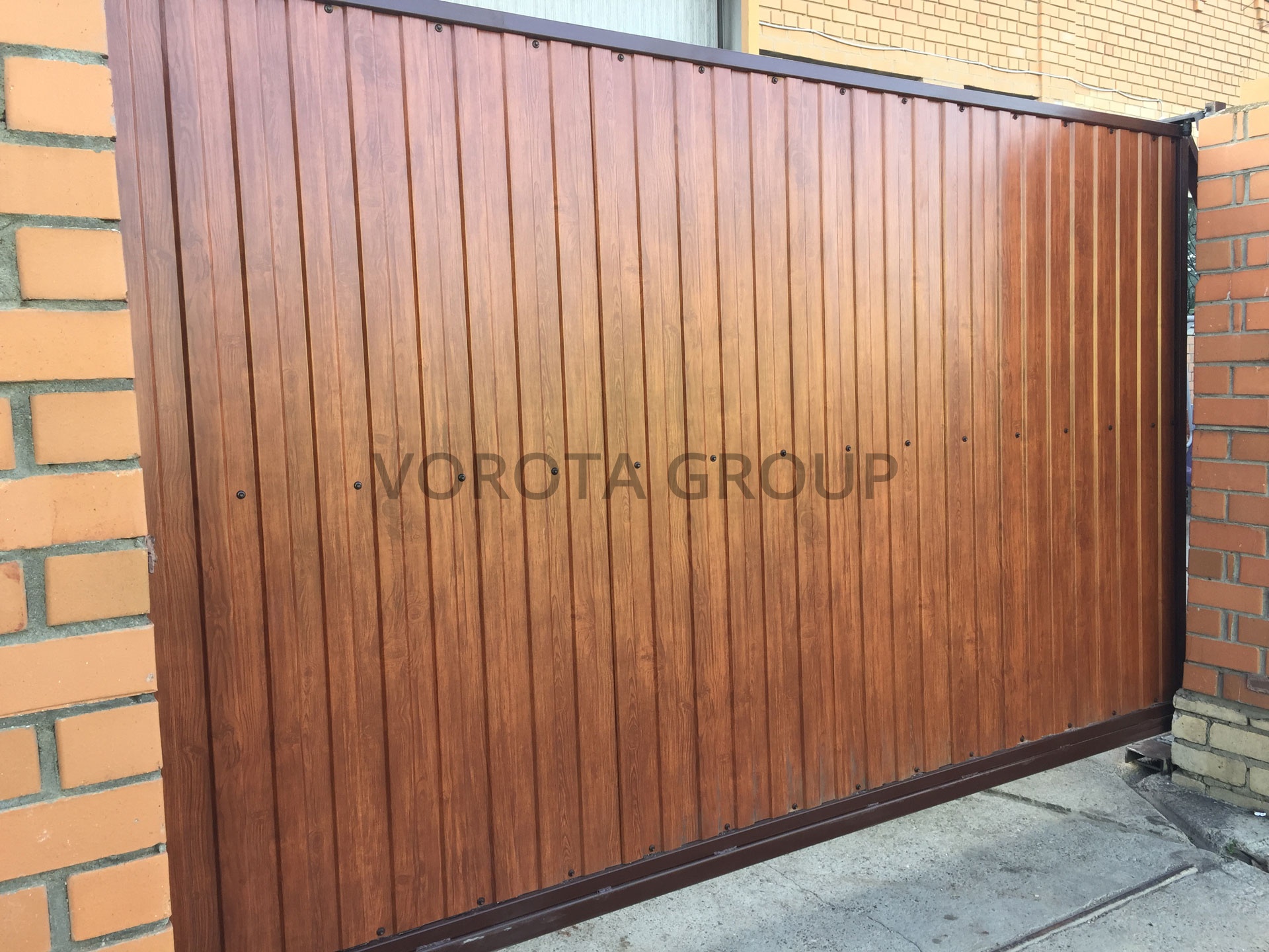Откатные ворота из профнастила Doorhan стандартные под дерево 2000x2300