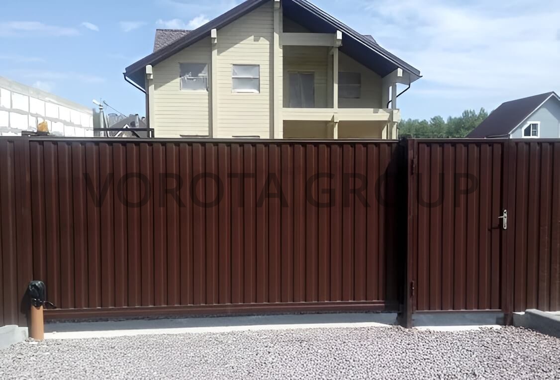 Откатные ворота на сваях с калиткой Doorhan коричневые 3500х2000