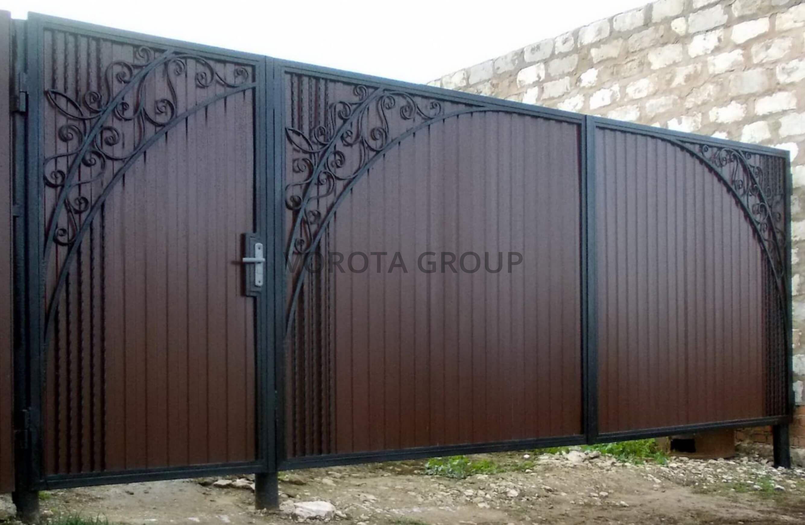 Распашные ворота из профнастила Alutech с ковкой 3000х1800 Распашные ворота из профнастила Alutech с ковкой 3000х1800