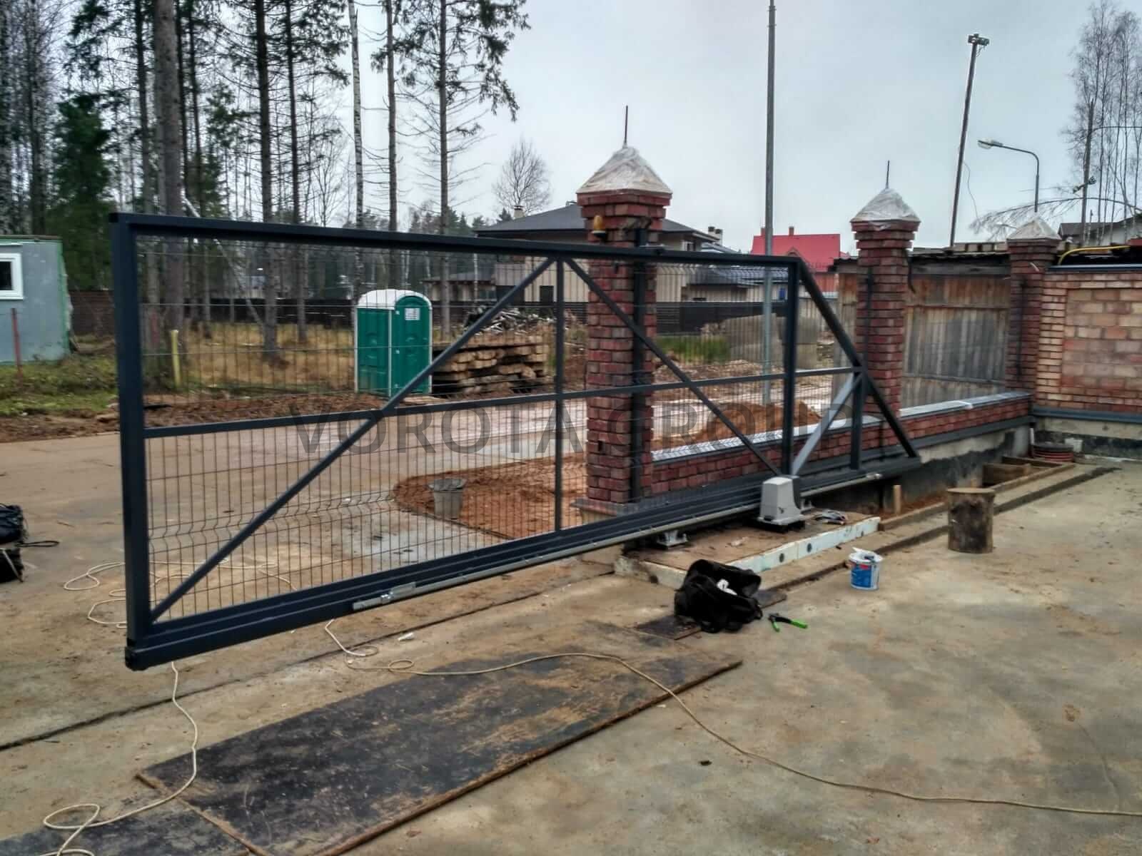 Откатные ворота на сваях Alutech с кирпичными столбами решетчатый 1750x3850