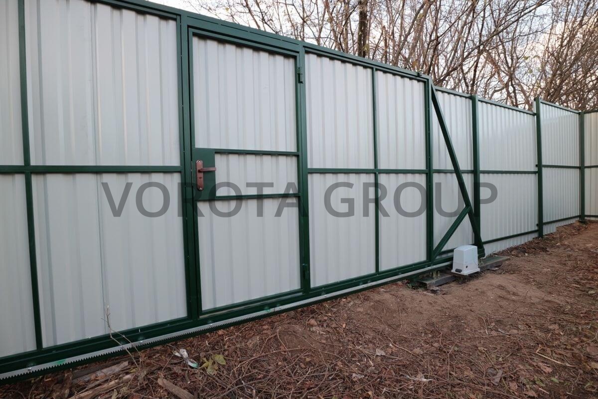 Откатные ворота на сваях с калиткой Doorhan серые 1500х4000