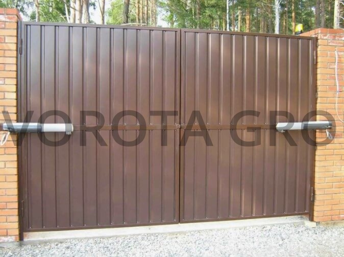 Распашные ворота из профнастила Doorhan на кирпичных столбах 2300х1900 Распашные ворота из профнастила Doorhan на кирпичных столбах 2300х1900