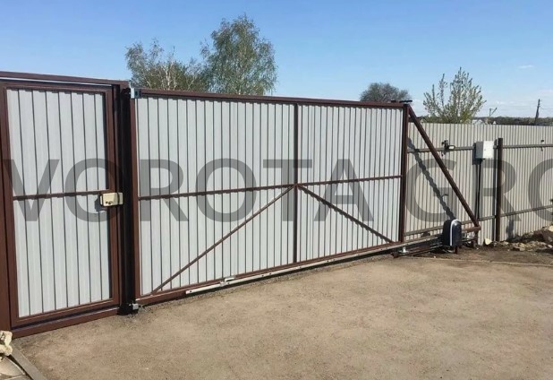 Откатные ворота на винтовых сваях белые 2100х5000 Откатные ворота на винтовых сваях белые 2100х5000