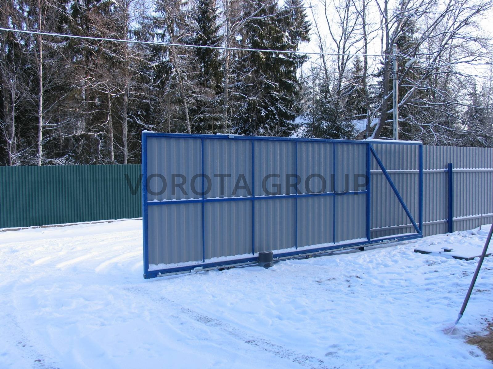 Откатные ворота на сваях Alutech серые 2050x3350