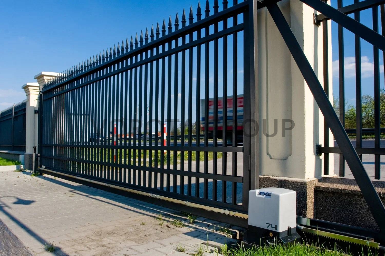 Автоматические откатные ворота Alutech решетчатые черные 2500x4500