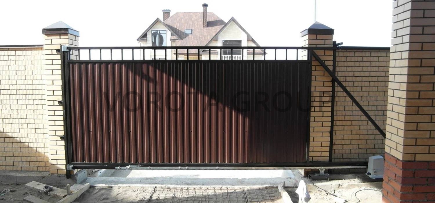 Откатные ворота из профнастила Alutech для частного дома 1900x3900