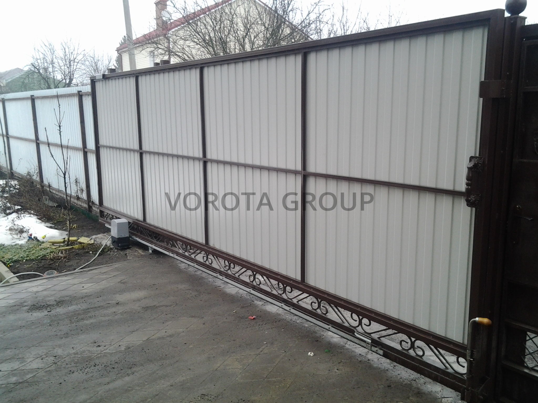 Откатные ворота на сваях Alutech из белого профлиста 2250x3250