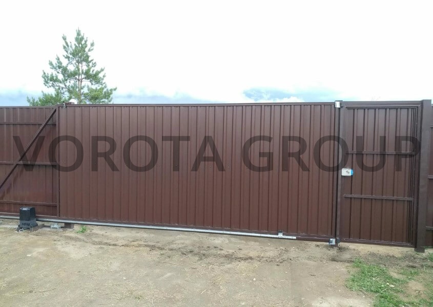 Откатные ворота на сваях с калиткой Alutech коричневые 3500х1900