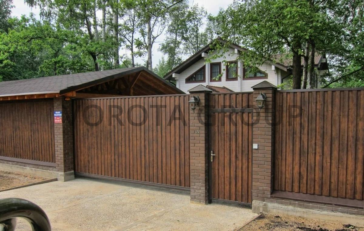 Откатные ворота на сваях Doorhan с кирпичными столбами профлист под дерево 2000x2400