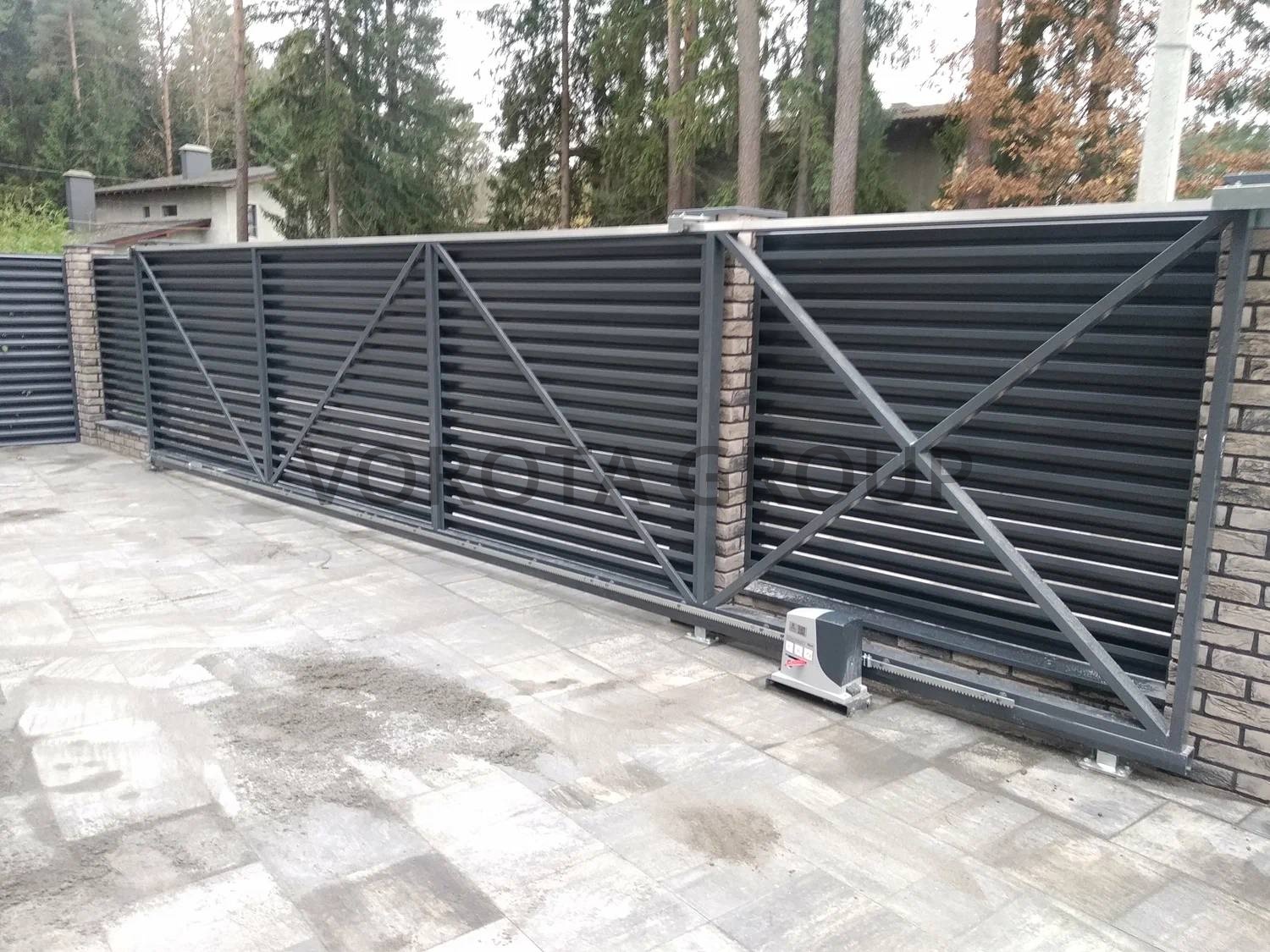 Автоматические откатные ворота Alutech штакетник серого цвета 1700x3450