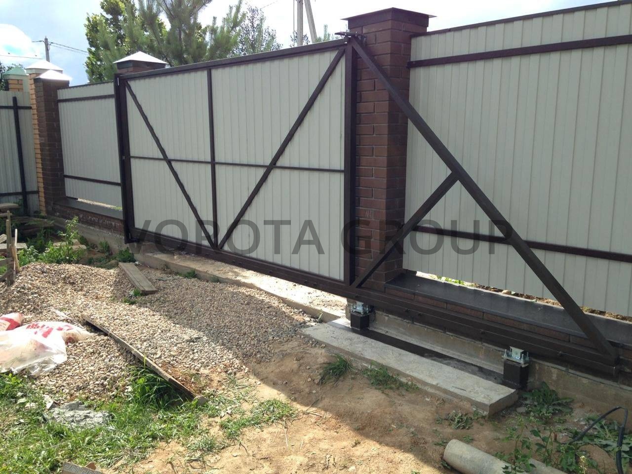 Откатные ворота из профнастила Alutech с автоматикой белого цвета 1900x2200