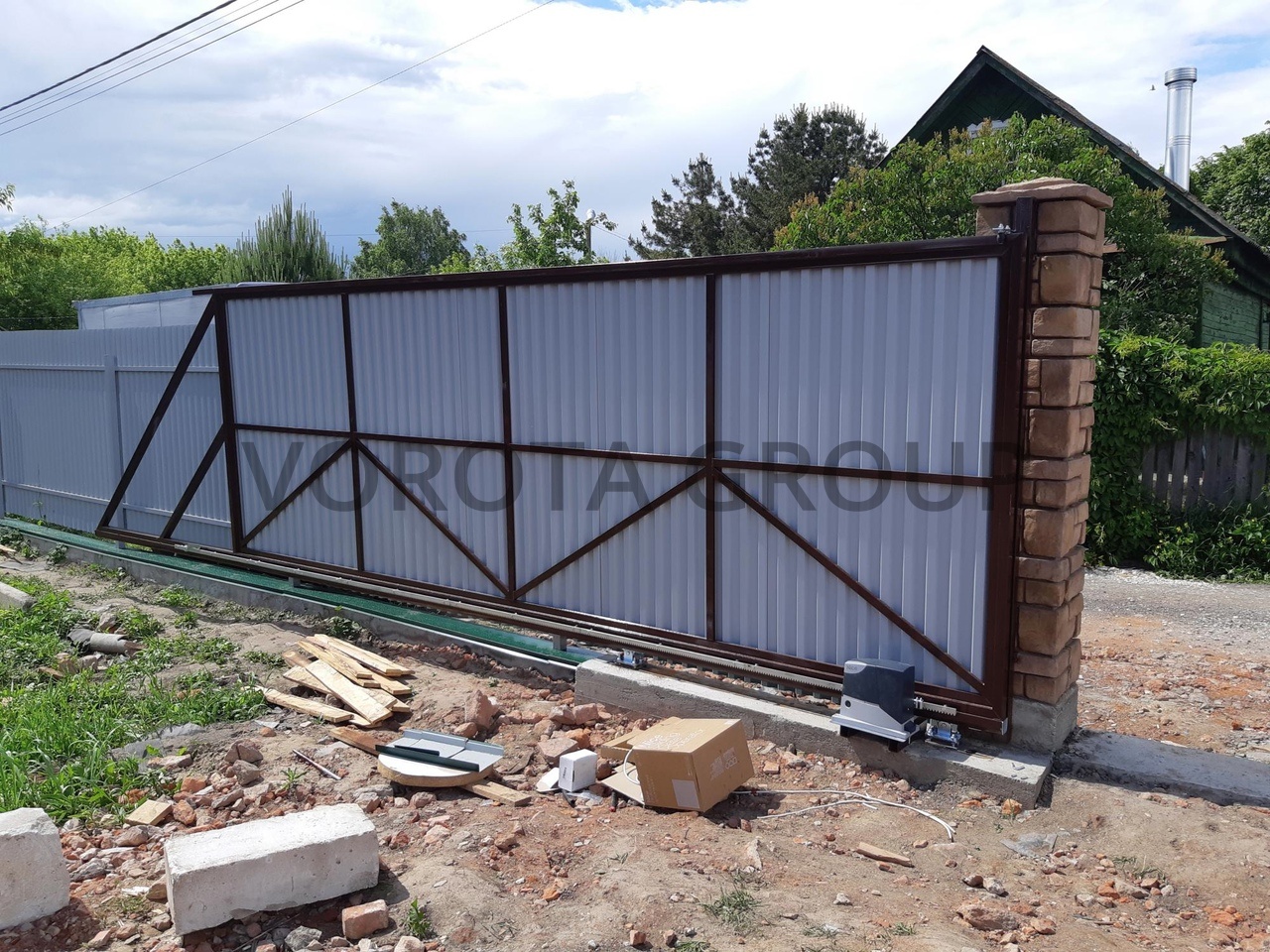 Откатные ворота на сваях Alutech белые из профнастила 2000x4100