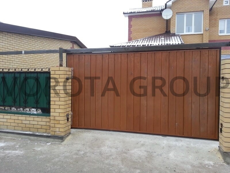 Подвесные откатные ворота Doorhan под дерево 1900x3500