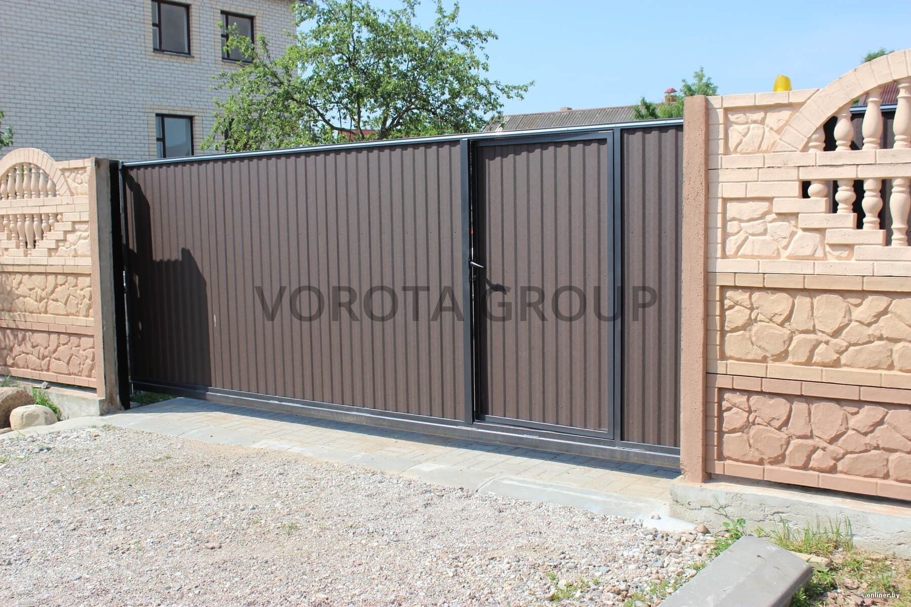 Откатные ворота из профнастила Doorhan с калиткой 2050x2750