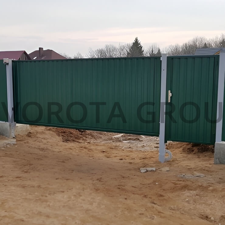 Откатные ворота на сваях с калиткой Doorhan зеленые 2400x1600