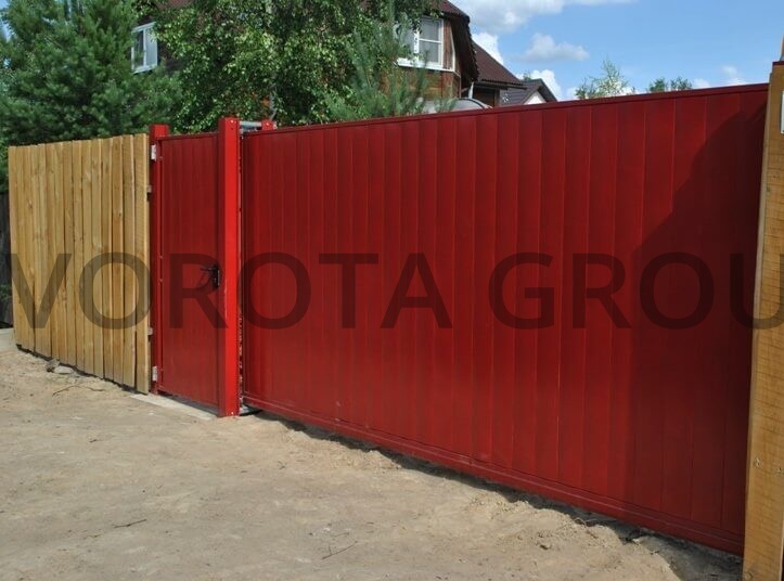 Откатные ворота на сваях с калиткой Doorhan красные 1900х3000