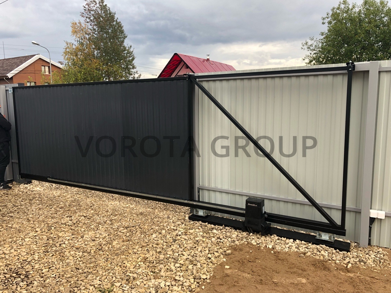 Откатные ворота на сваях Alutech черного цвета 1850x3650