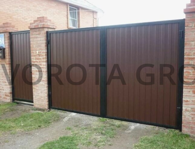 Распашные ворота из профнастила Doorhan с калиткой 2500х1900 Распашные ворота из профнастила Doorhan с калиткой 2500х1900