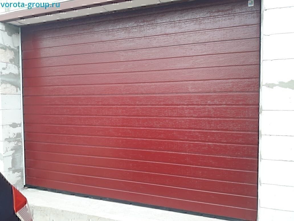 Красные секционные ворота в гараж