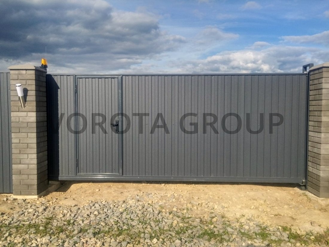 Откатные ворота с калиткой Alutech серого цвета 1850x3000