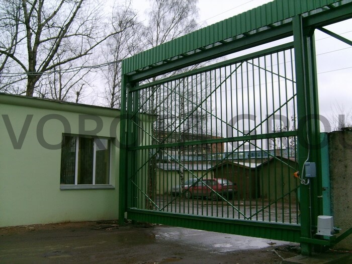 Подвесные откатные ворота Doorhan зеленые 4000х3000