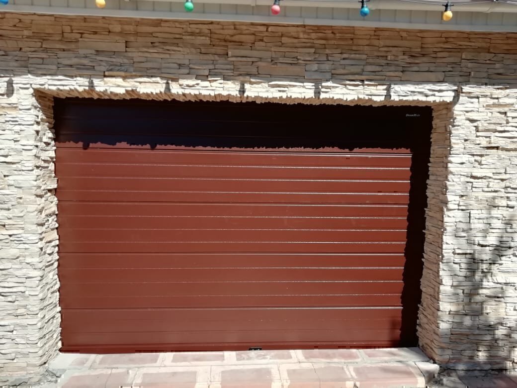 Подъемные ворота Алютех для гаража загородного дома