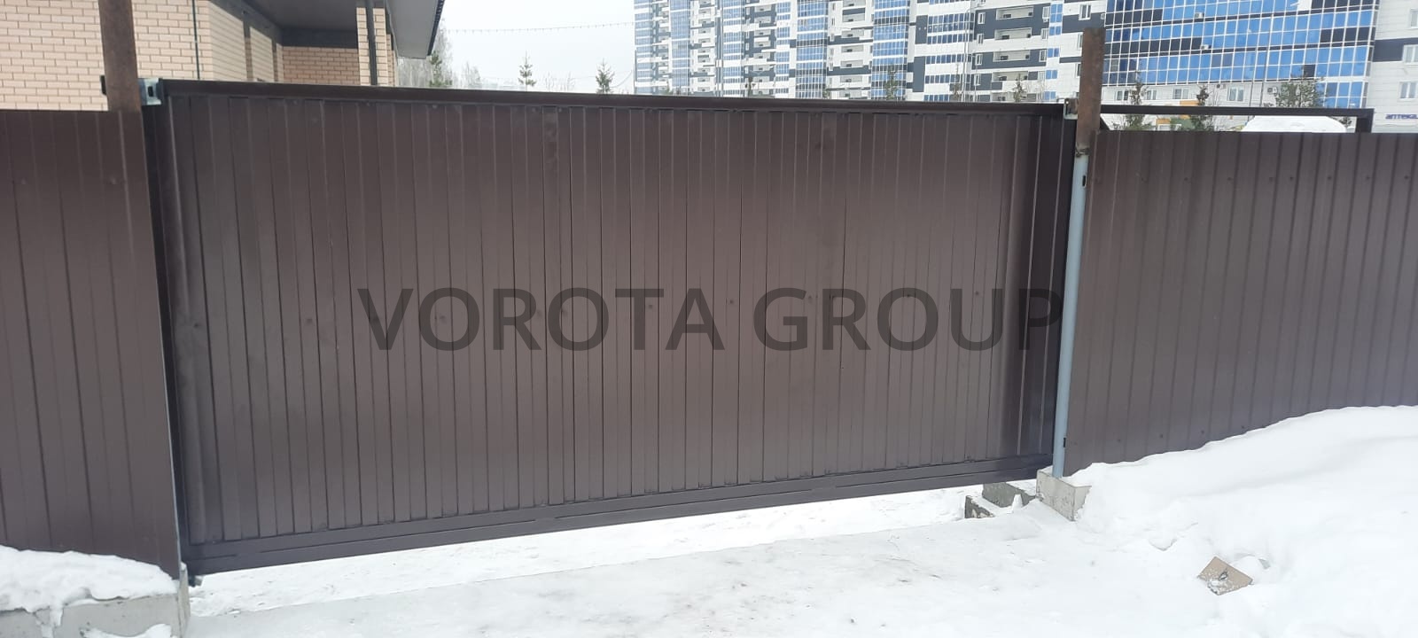 Откатные ворота из профнастила Alutech коричневого цвета 1800x3250