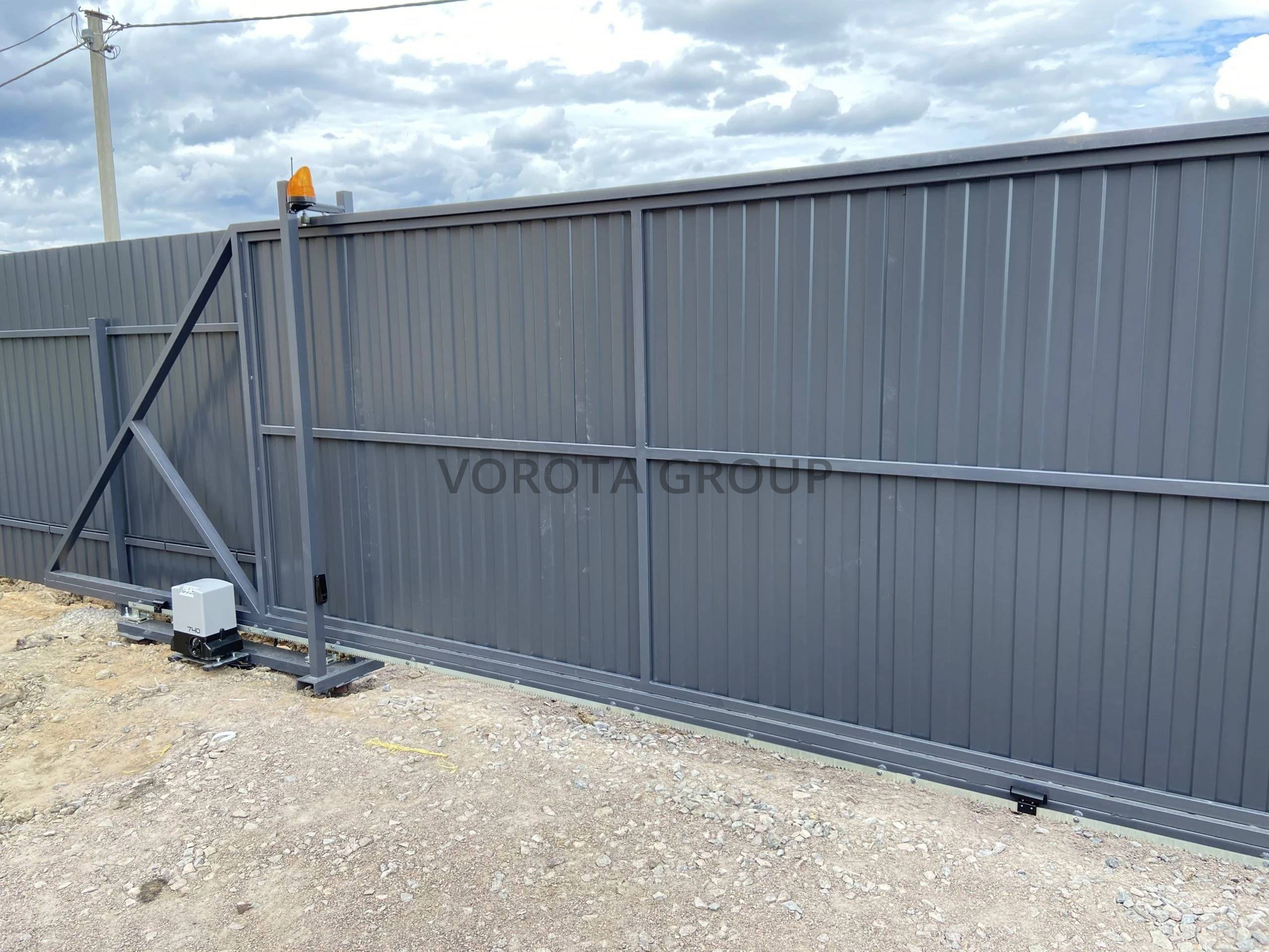 Откатные ворота на сваях Alutech серый профлист 1850x4200