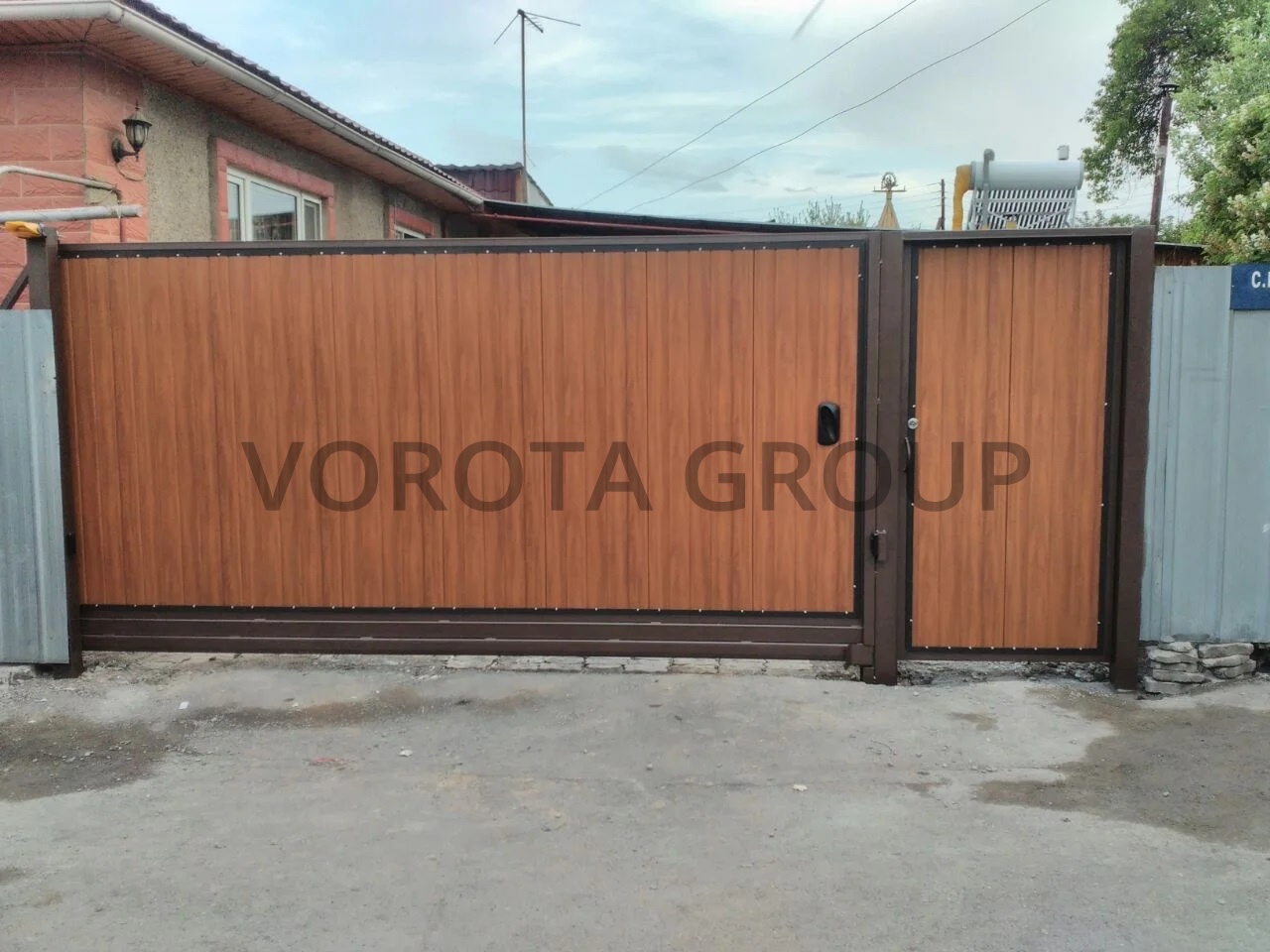 Откатные ворота с калиткой Doorhan сэндвич-панель под дерево 1800x2800
