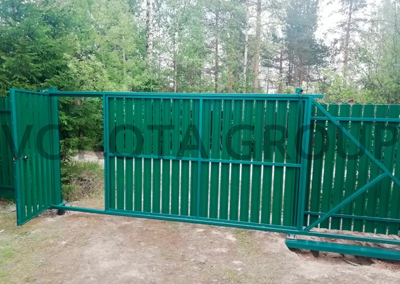 Откатные ворота на сваях из металлического штакетника зеленые