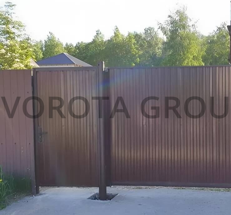 Откатные ворота на сваях с калиткой Doorhan коричневые 2100x1500
