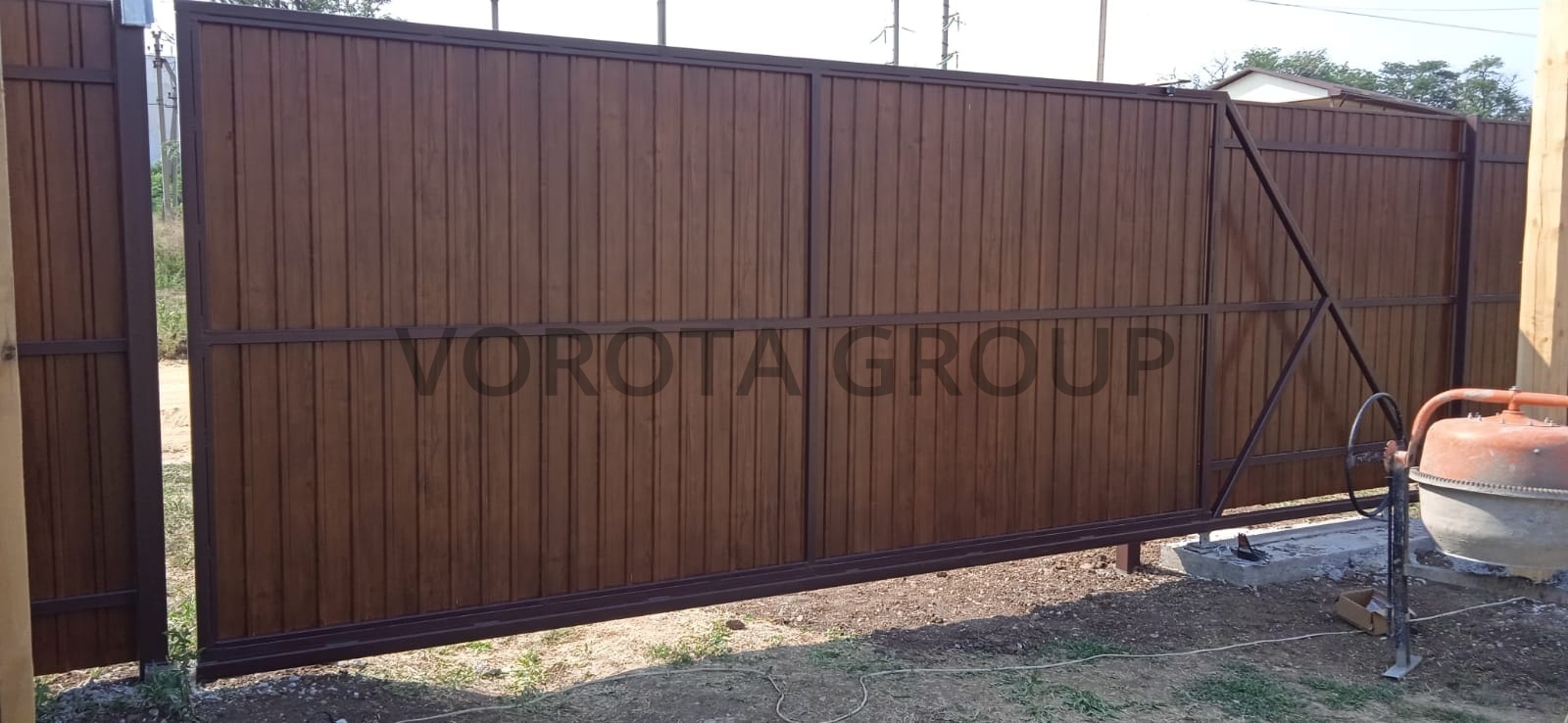 Откатные ворота из профнастила Doorhan в дом под дерево 2500x4500