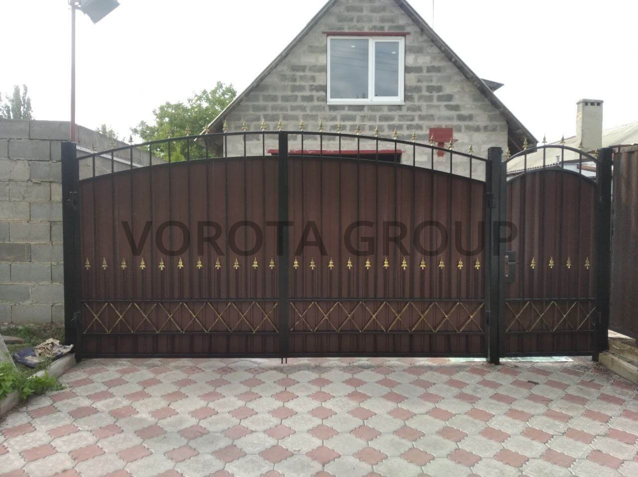 Распашные ворота из профнастила Alutech с арочным верхом 3200х2000 Распашные ворота из профнастила Alutech с арочным верхом 3200х2000