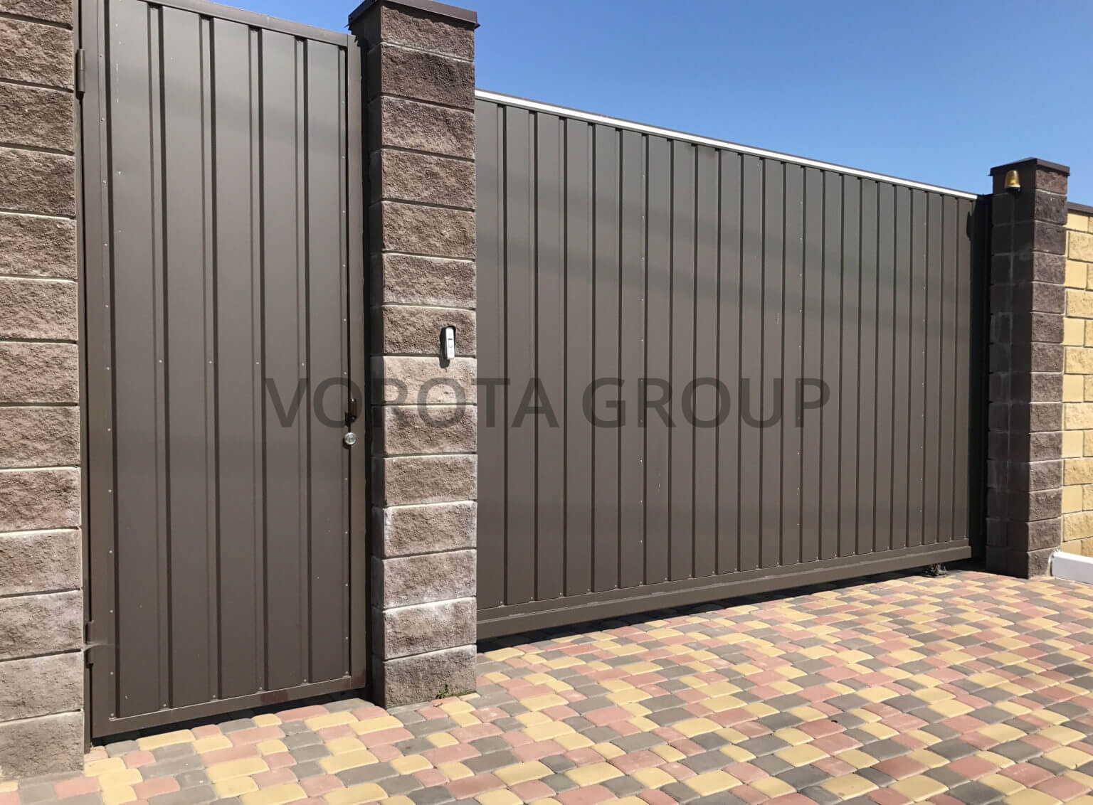 Откатные ворота с калиткой Doorhan из профнастила 2000x2500