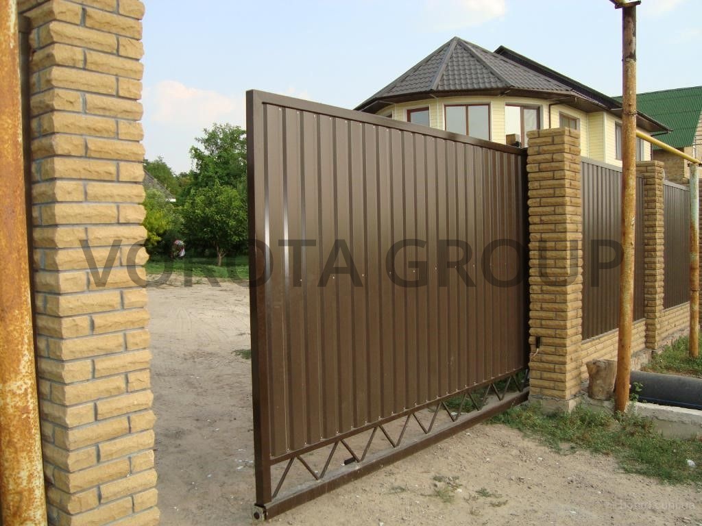 Откатные ворота из профнастила Doorhan с нижней решеткой 2000x2000