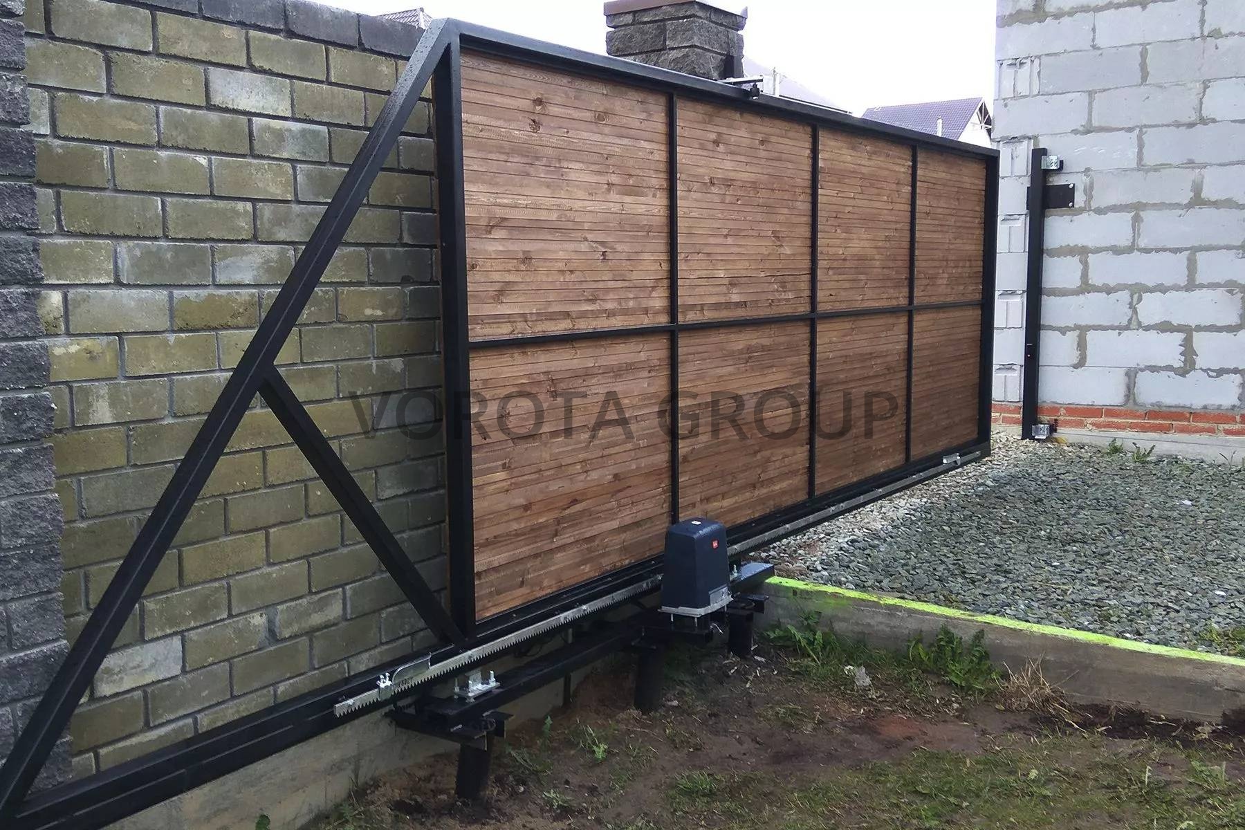Откатные ворота на сваях Doorhan в частный дом под дерево 2100x2500