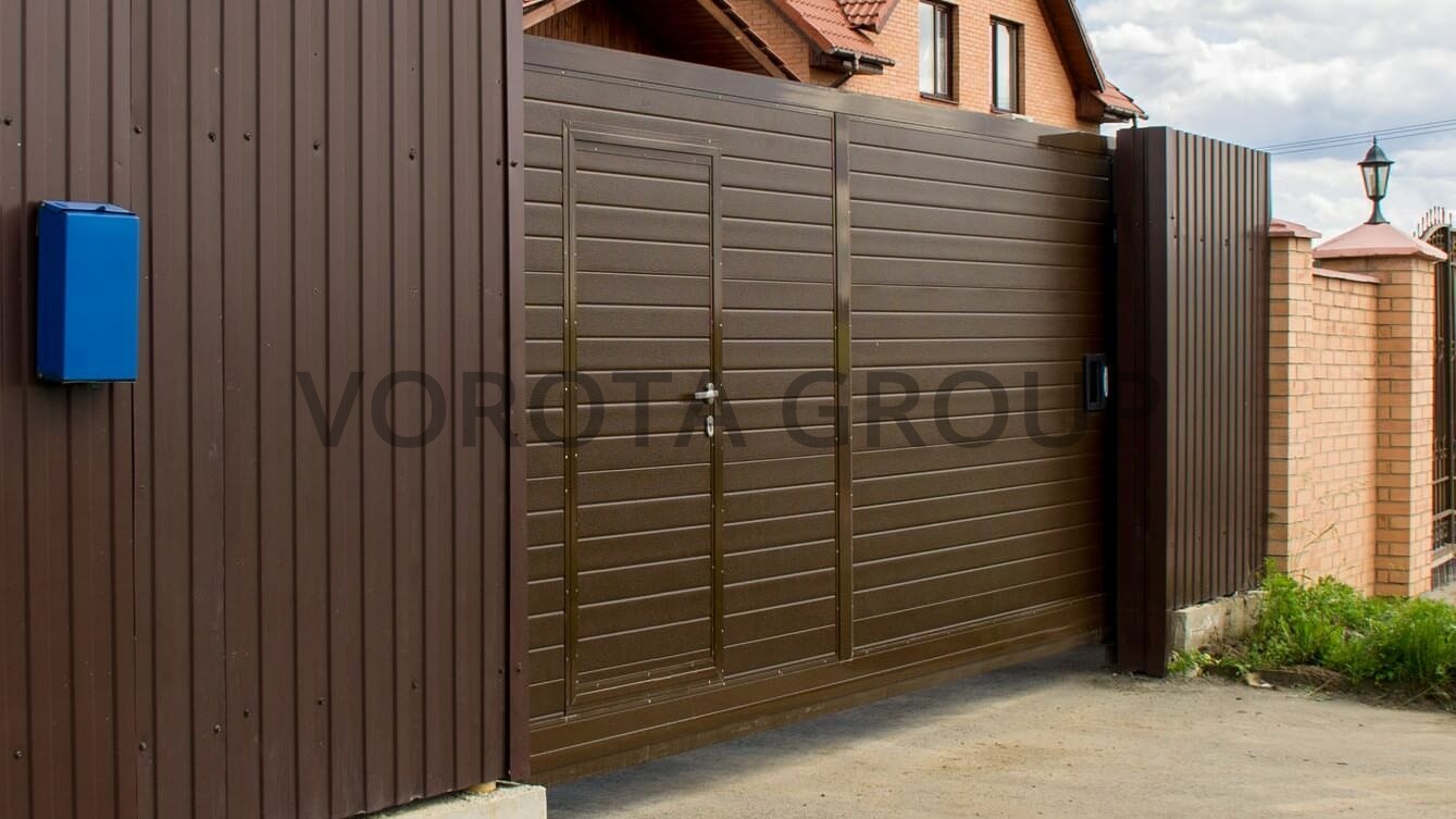 Откатные ворота с калиткой Doorhan для частной территории 2200x2200