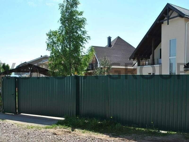 Откатные ворота на сваях с калиткой Alutech зеленые 2100х3000