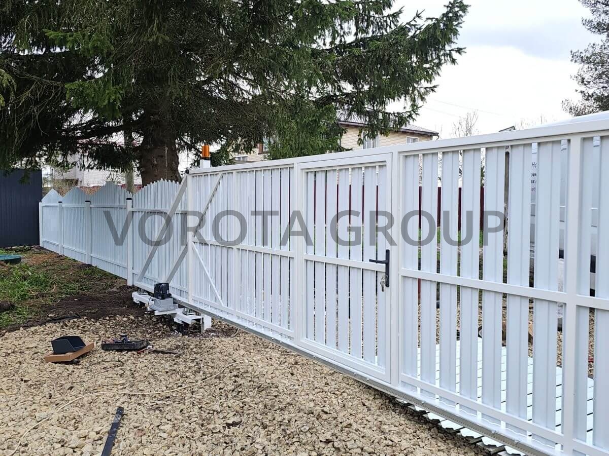 Откатные ворота на сваях с калиткой Alutech белые 3500х1800