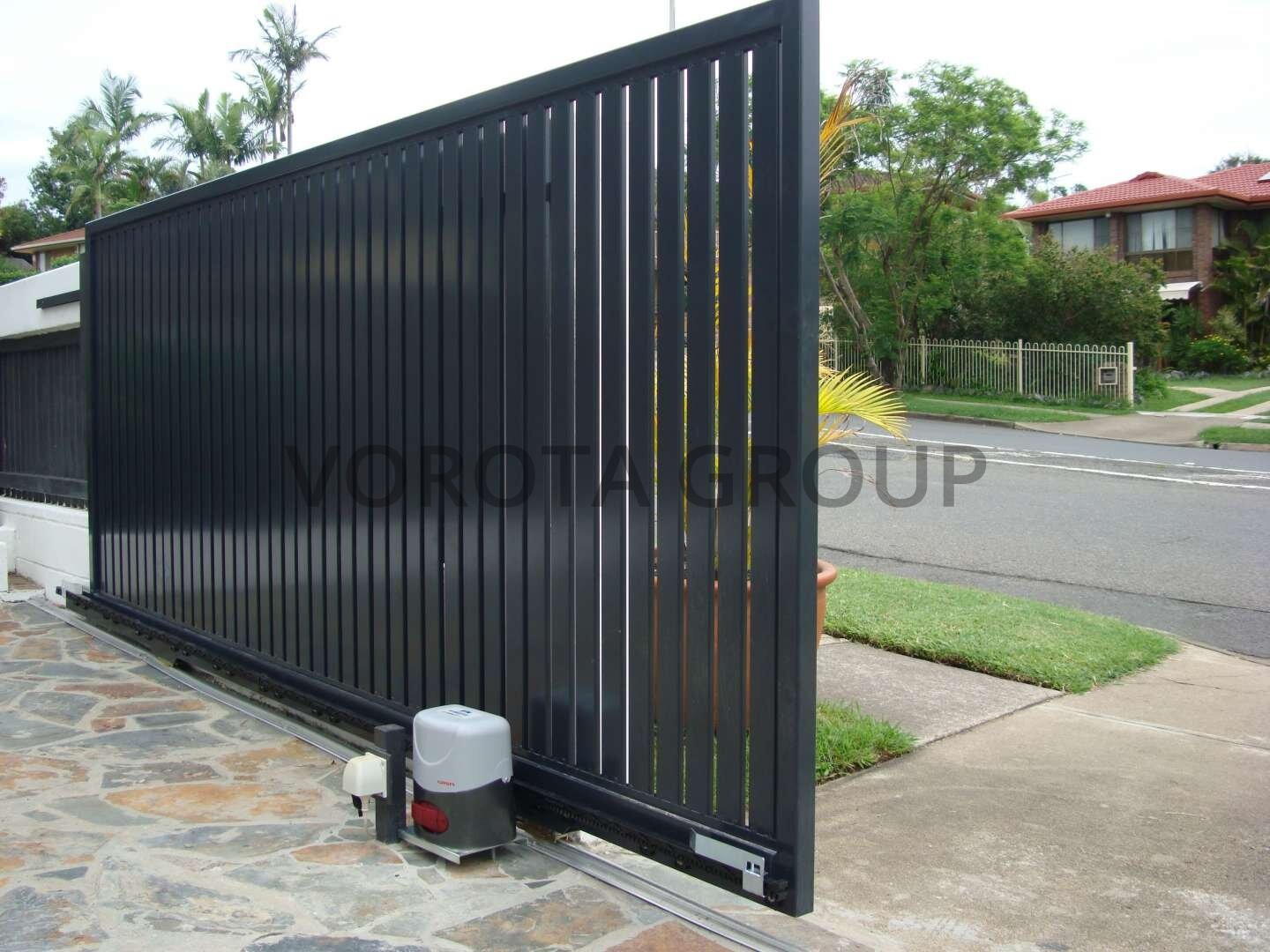 Автоматические откатные ворота Doorhan черные жалюзи 2300x3400