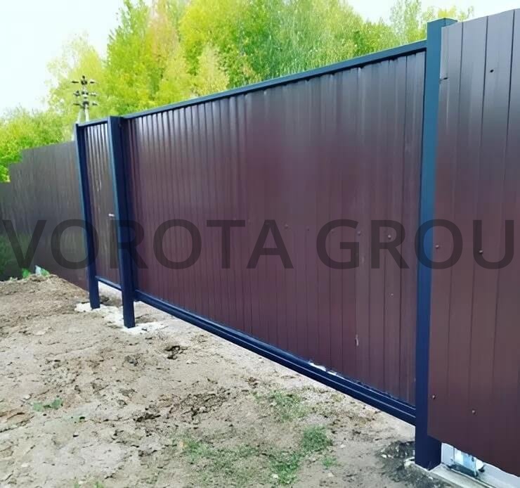 Откатные ворота на сваях с калиткой Doorhan коричневые 2200x1500