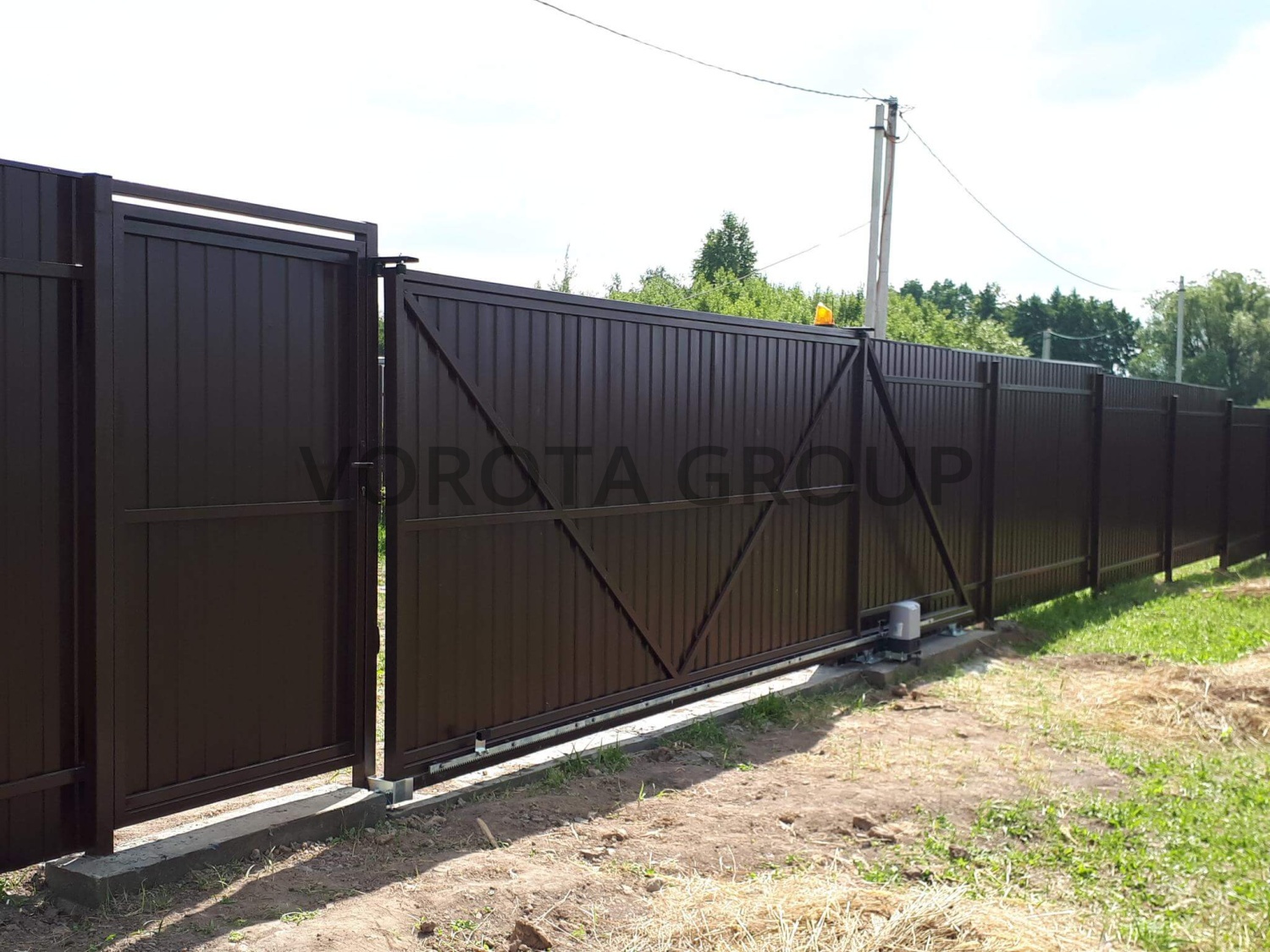 Откатные ворота из профнастила Doorhan темно-коричневого цвета 2100x3000