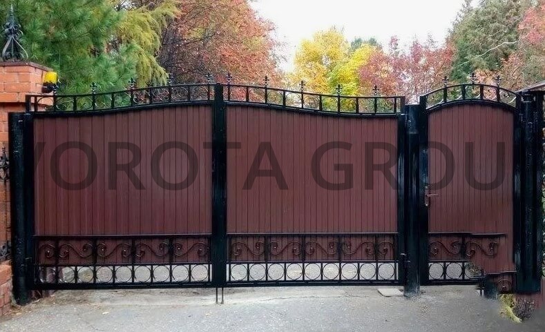Распашные ворота из профнастила Doorhan коричневые с ковкой 3400х2000 Распашные ворота из профнастила Doorhan коричневые с ковкой 3400х2000
