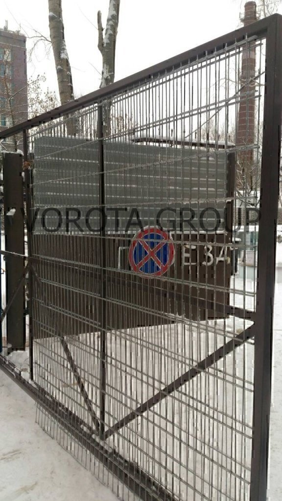 Откатные ворота с сеткой Откатные ворота с сеткой
