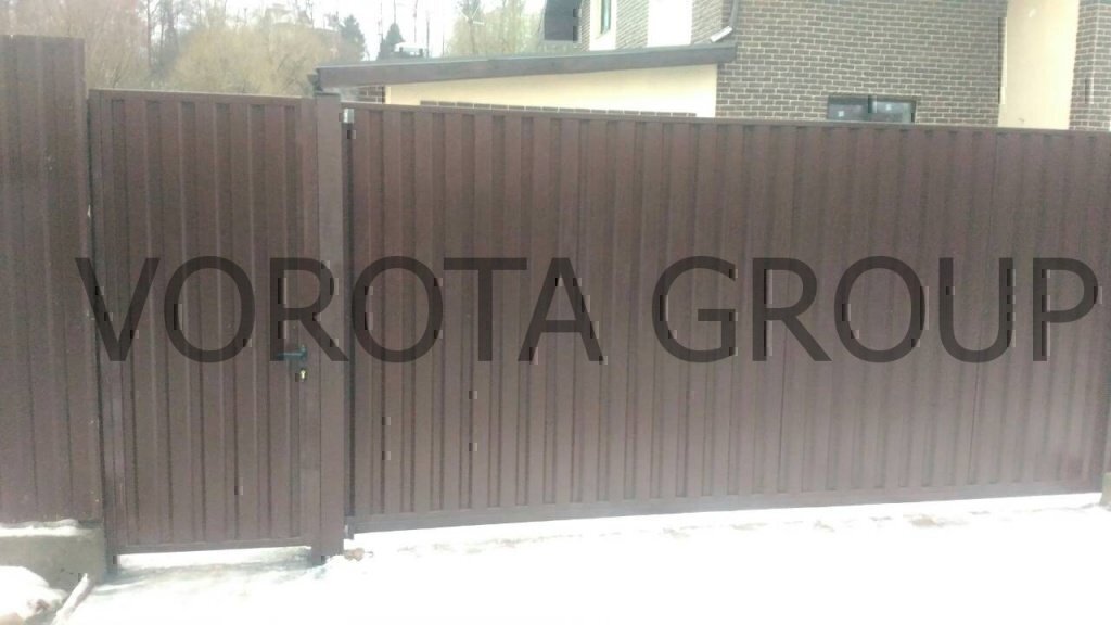 Откатные ворота из профлиста с калиткой Откатные ворота из профлиста с калиткой