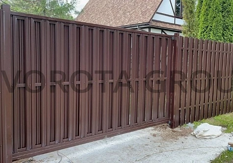 Механические откатные ворота из коричневого штакетника 1650х3400