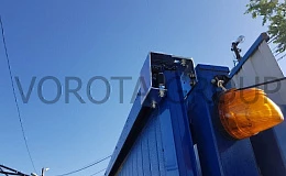 Промышленные откатные ворота синего цвета